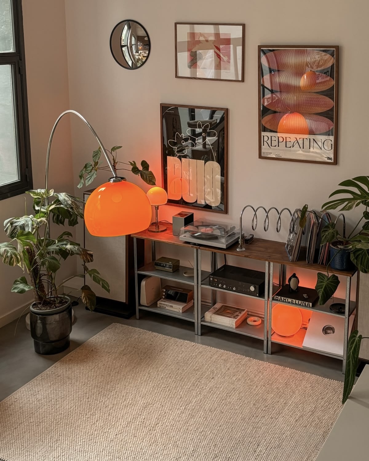 meuble chromé, lampe orange et décoration murale