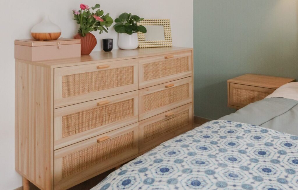 meuble en bois et rotin pour chambre avec décoration et plante