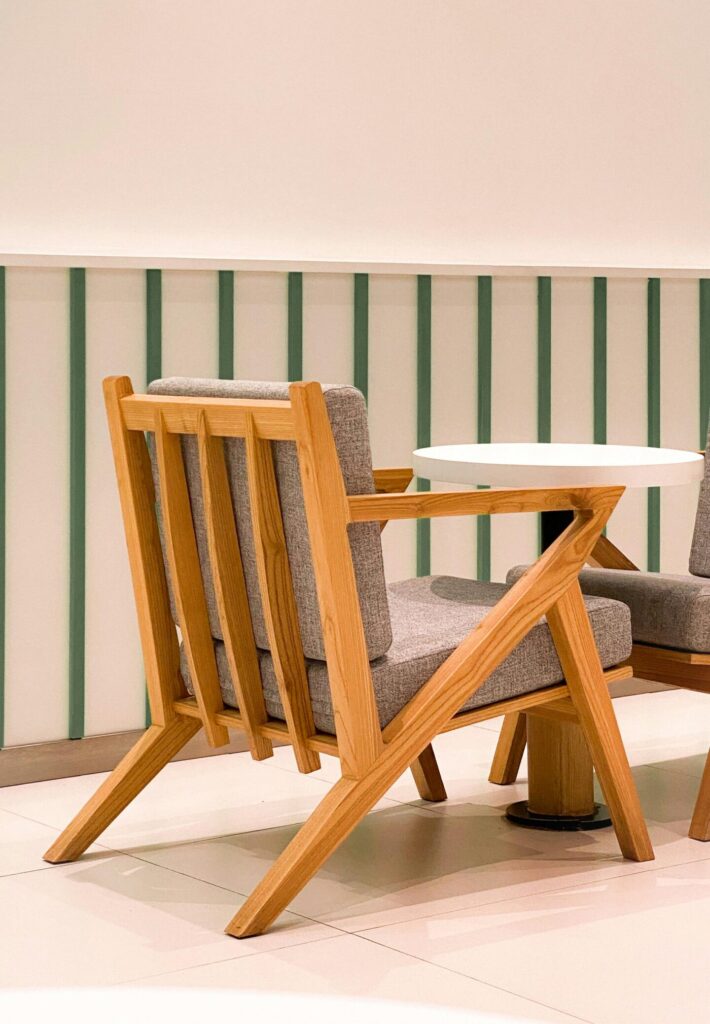 chaises d'extérieurs en bois avec cousins d'extérieurs